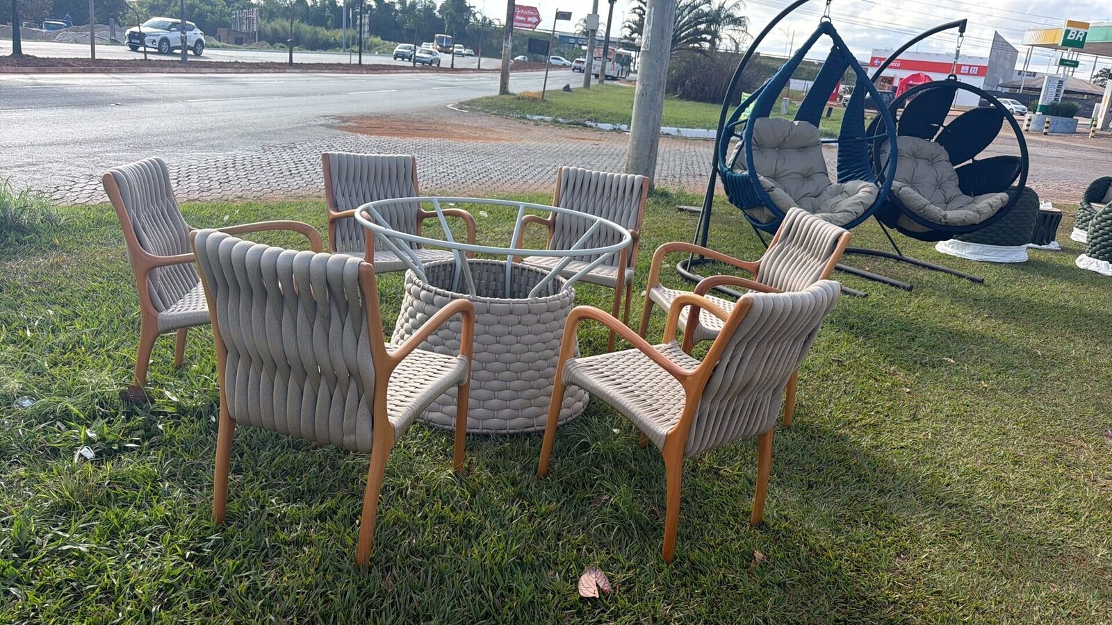 Mesa de jantar externa com cadeiras trançadas