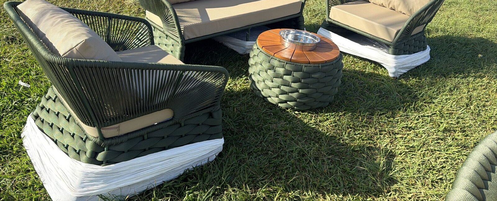 Conjunto de sofá e poltronas em ambiente externo